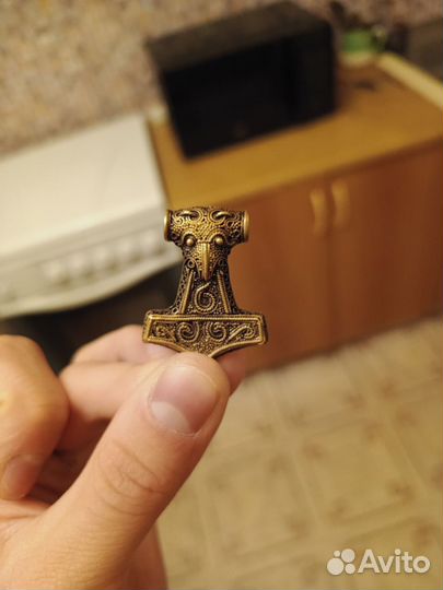 Молот тора, подвеска