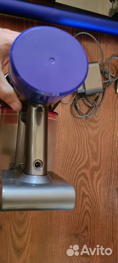 Мощный но легкий беспроводной пылесос Dyson V7