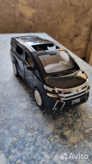 Toyota Alphard машинка модель 1:18