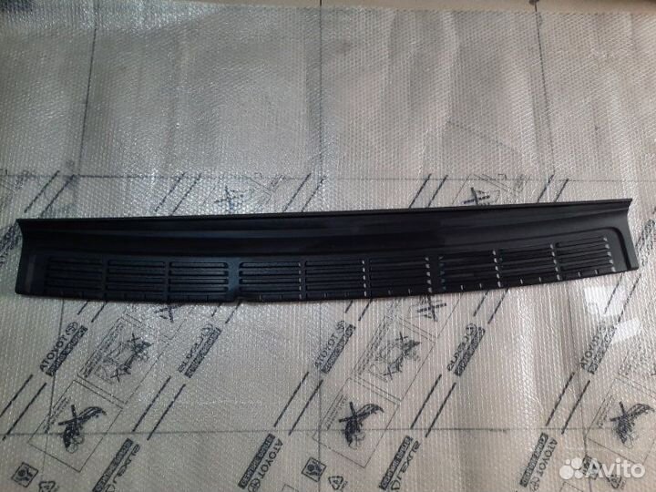 Накладка на бампер Toyota Land Cruiser 200