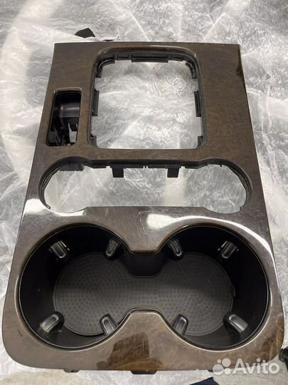 Накладка на кансоль между сидений и кнопка ручника