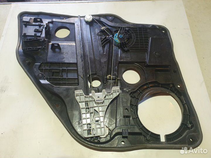 Стеклоподъемник задний правый Kia Stinger седан