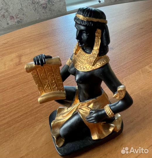 Статуэтка изящной женщины