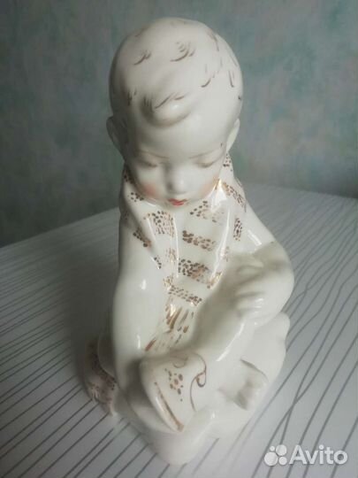 Фарфор СССР. Мальчик на подушке одевает сандали