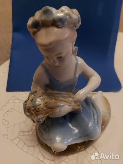 Статуэтка СССР Девушка с букетом Гжель