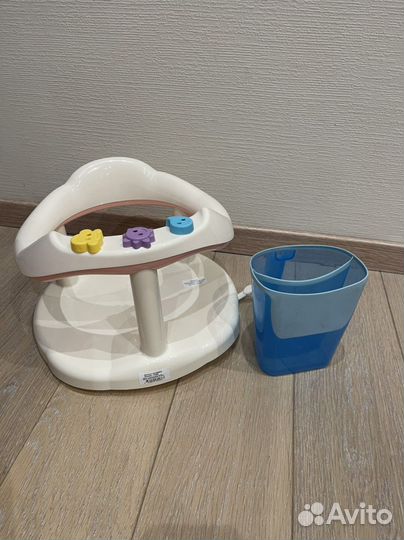 Стульчик для купания в ванной и кувшин для мытья