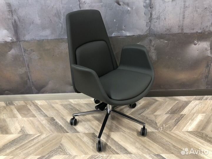 Кресло офисное итальянское из натуральной кожи