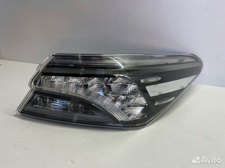 Фонарь наружный задний правый Toyota Camry V70/V75