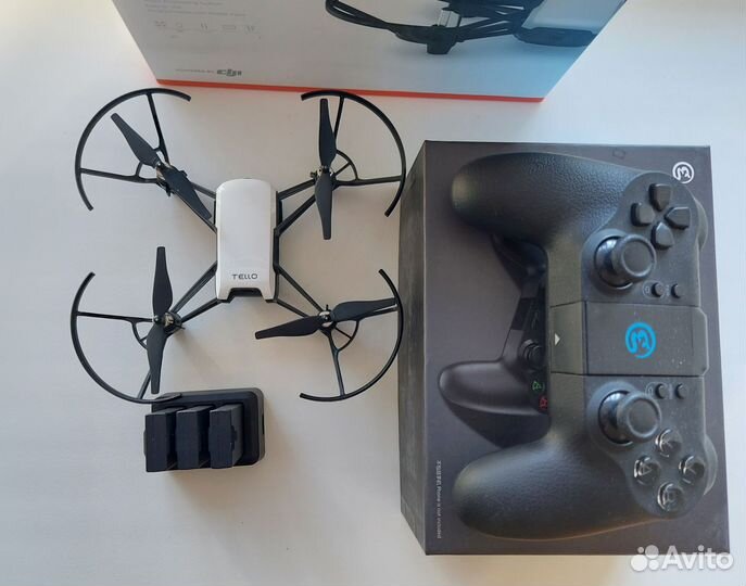 Квадрокоптер Tello Boost Combo с джойстиком