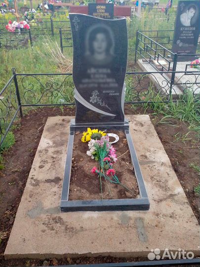 Памятники, надгробия