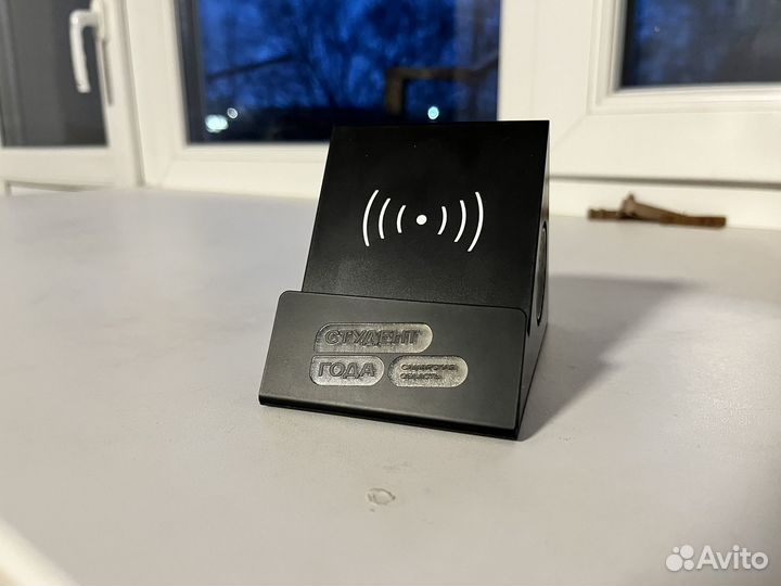 Беспроводная колонка с подставкой под смартфон