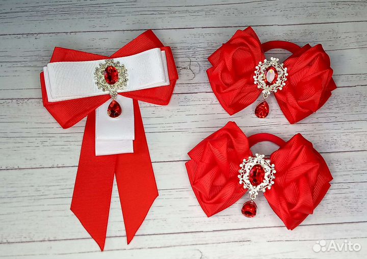 Галстук-брошь и бантики резиночки ручной работы