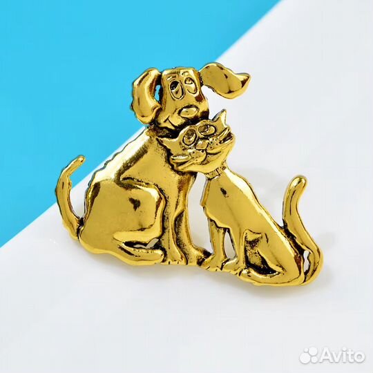 Брошь в виде собаки и кота золотого цвета