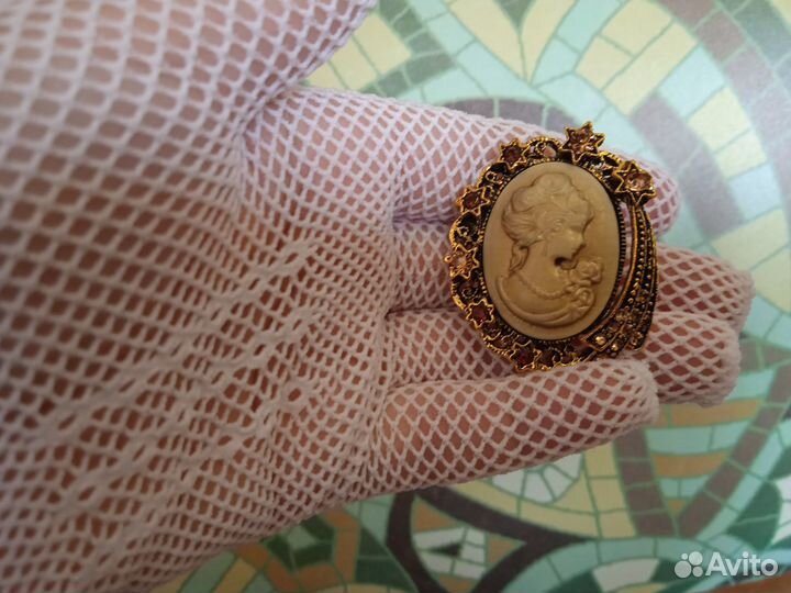 Брошь-камея