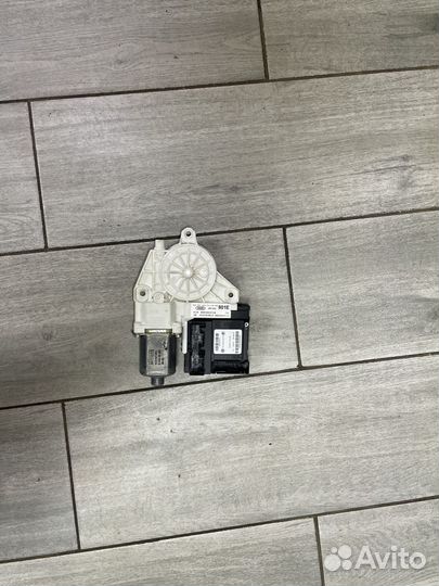 Моторчик стеклоподъемника левый Ауди А3 8Р