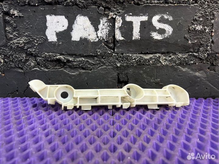 Крепление бампера переднее правое Mitsubishi