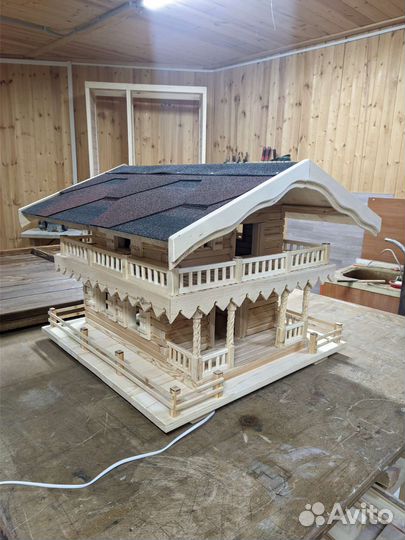 Домик кормушка из дерева с подсветкой