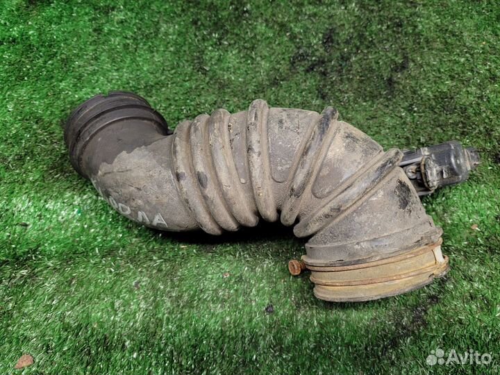 Патрубок воздушного фильтра Toyota Corolla хетчбек