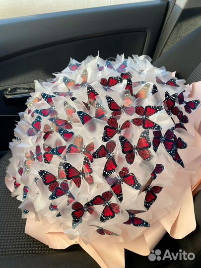 Букет из бабочек красный