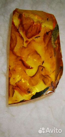 Янтарь сувенирный с инклюзами