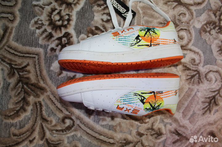 Продаются новые женские кроссовки