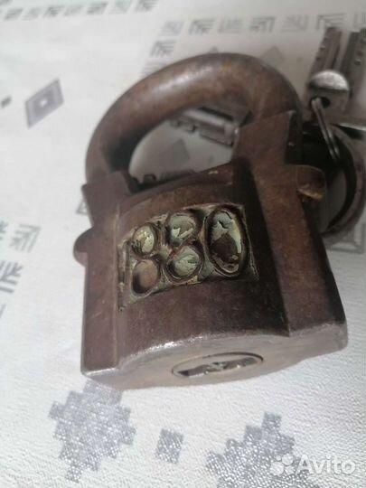 Навесной замок старинный