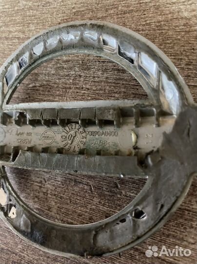 Эмблема крышки багажника Nissan Note (E11)