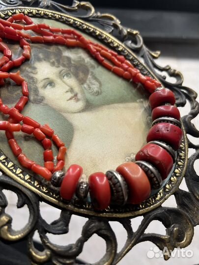 Кораловый ожерелье