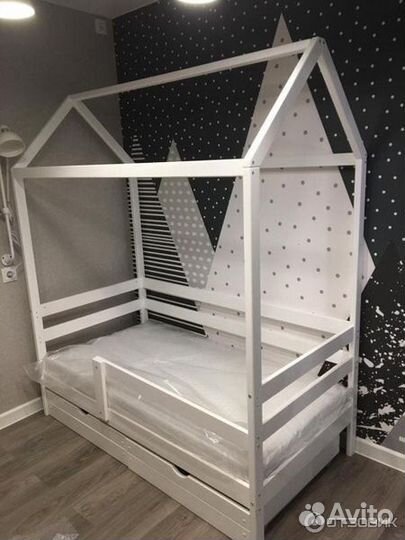 Кроватка с бортиком из натурального дерева детская