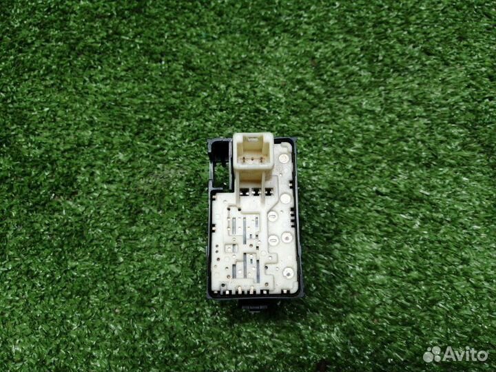 Кнопка стеклоподъемника задняя левая Toyota Land