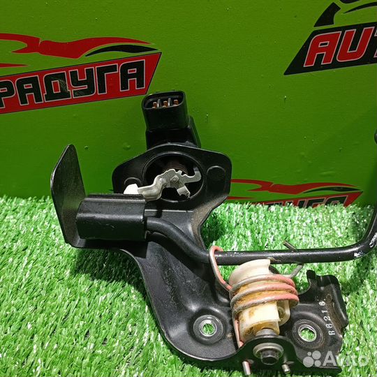 Педаль подачи топлива toyota AZR60G, AZR65G noah
