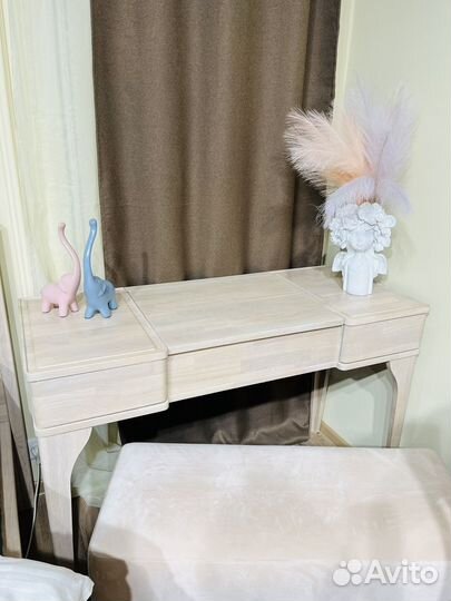Туалетный столик с зеркалом