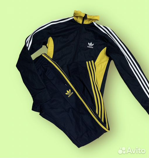 Спортивный костюм Adidas женский