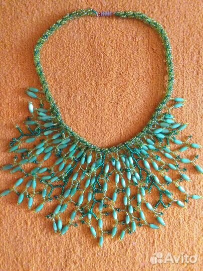 Ожерелье из бисера и бусин