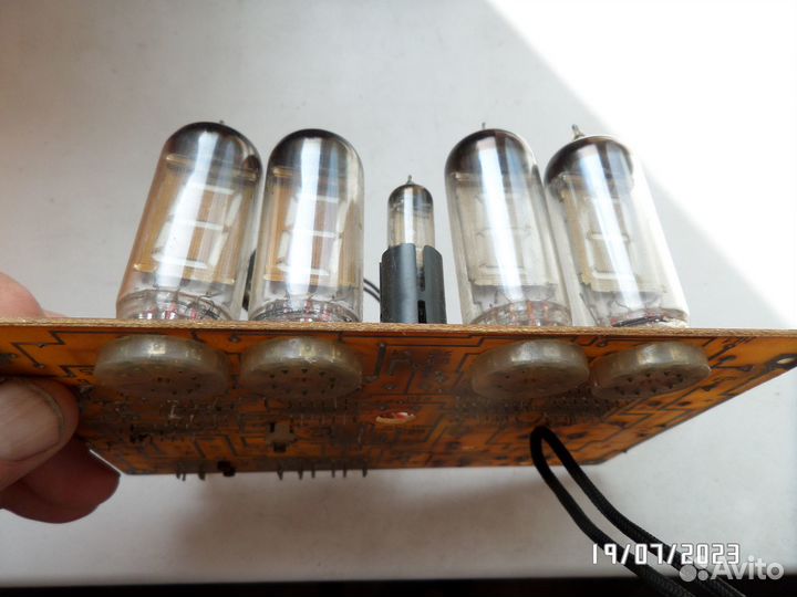 Печатная плата с деталями электронных часов