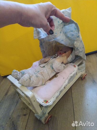 Кроватка старинная и кукла заводная Германия