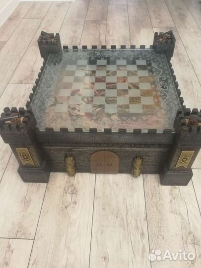 Шахматный стол с фигурками