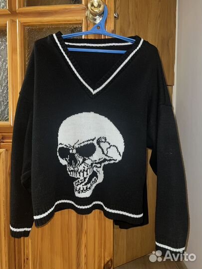 Свитер с черепом