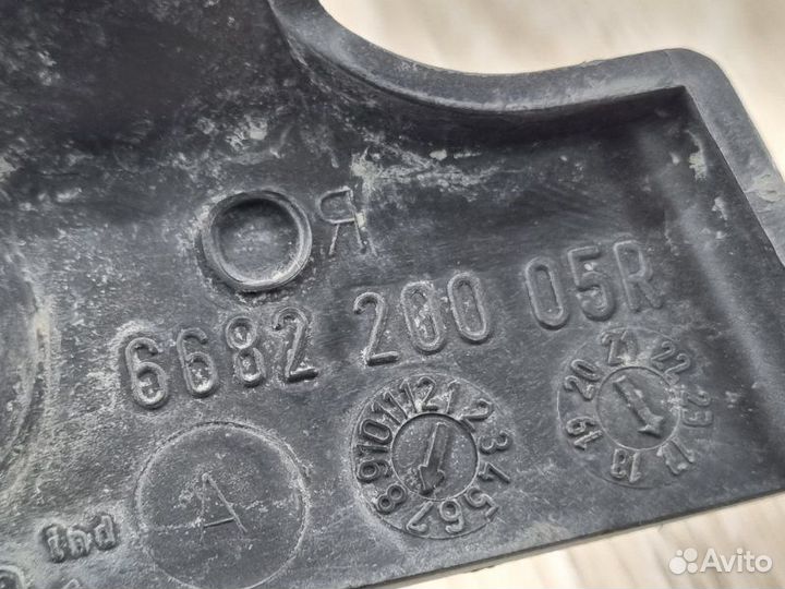 Уголок жабо правый Nissan Terrano D10