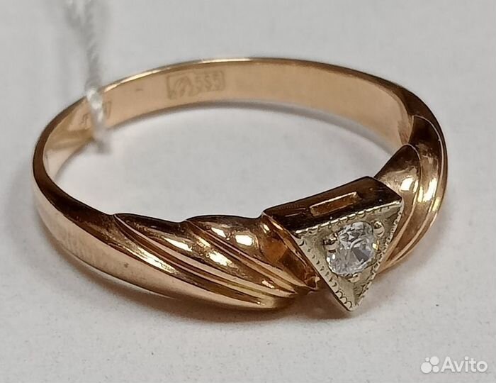 Кольцо с синтетическим камнем Золото