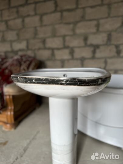 Раковина с ножкой