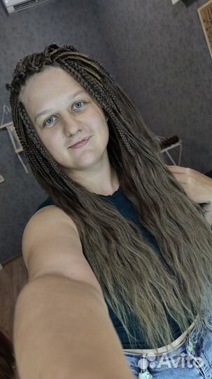 Модель на вплетение дредов/кос