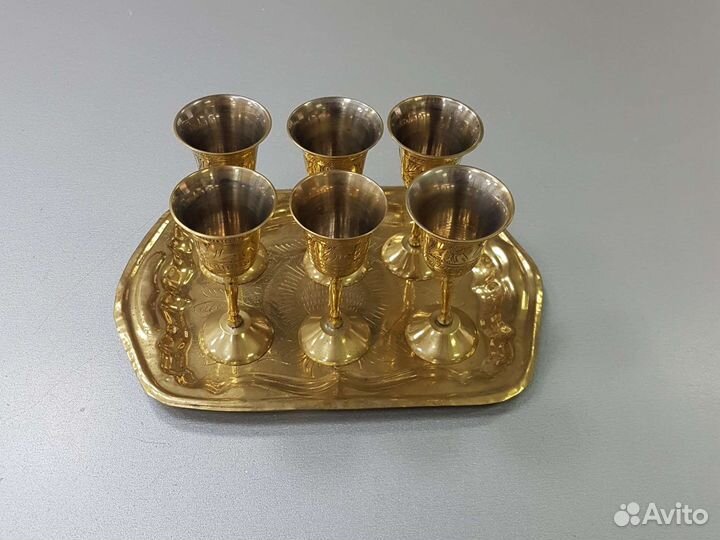 Набор рюмок на подносе