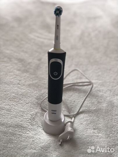 Электрическая зубная щетка oral b