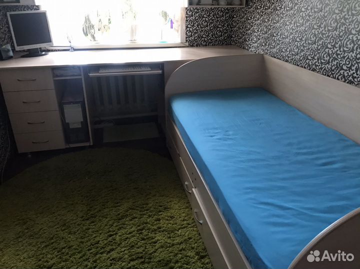 Стол, кровать