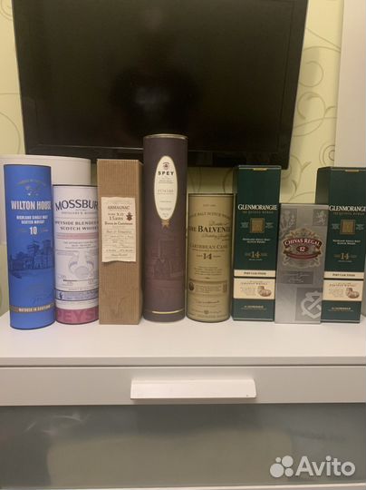 Бутылки от виски и упаковочные коробки