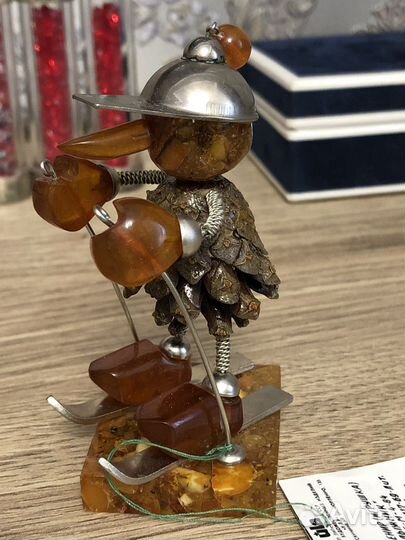 Фигурка из янтаря СССР лыжник