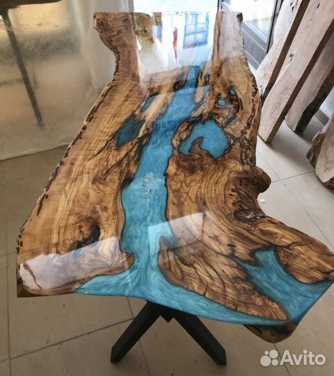 Стол слэб и реки из смолы