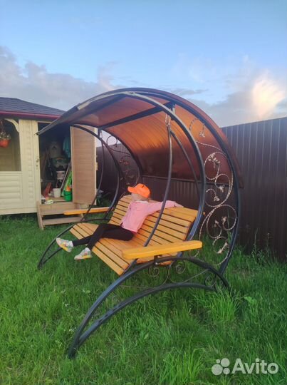 Качель уличная с подлокотниками