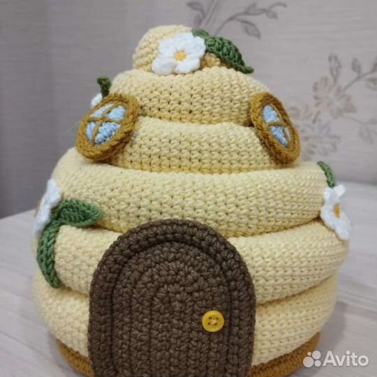 Вязаный улей с пчелками